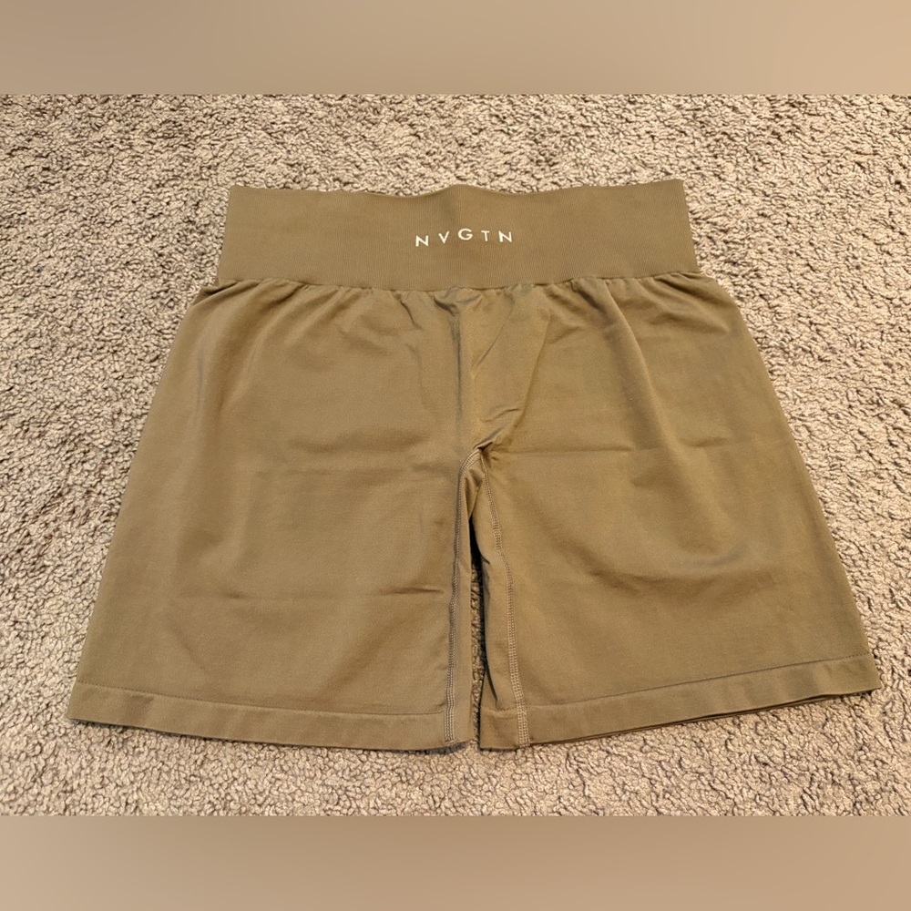 NVGTN Solid Seamless Shorts toasted almond